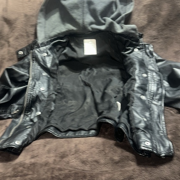 WE THE FREE: FREE PEOPLE BLACK VEGAN LEATHER JACKET WITH HOOD. Women’s Medium. - Picture 4 of 9